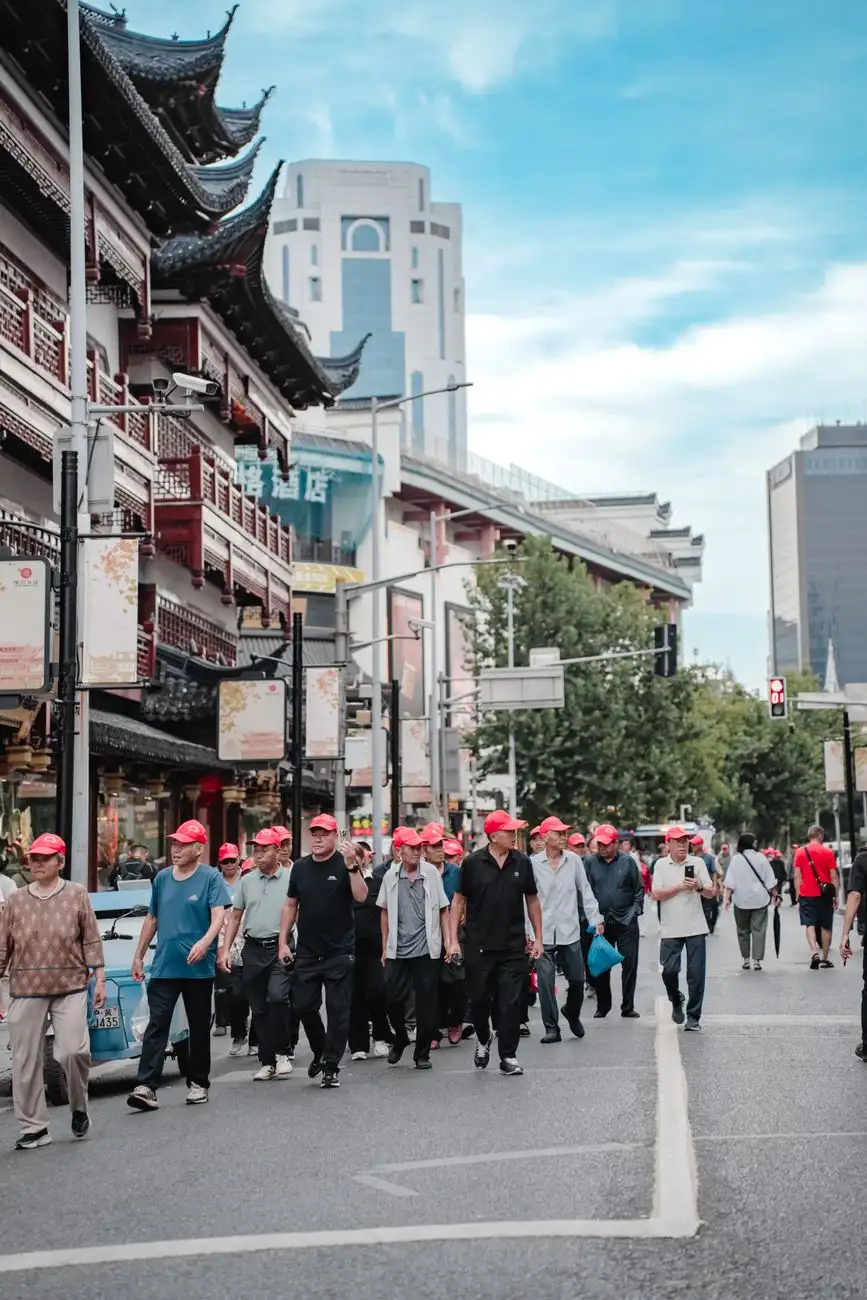 广州服装批发零售货源选购指南：钜臣服饰面料与版型优势解析