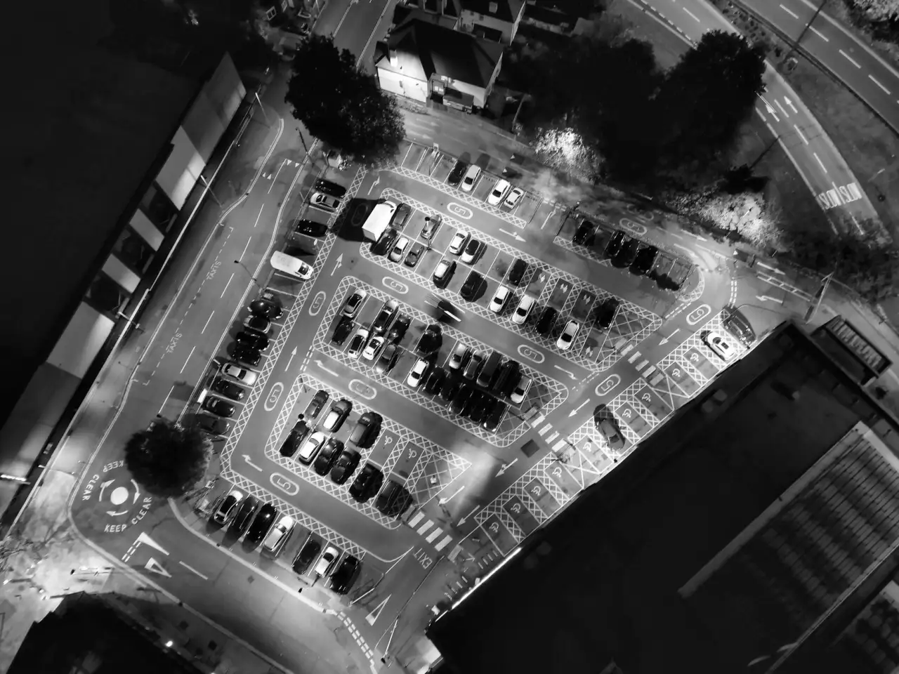 服装贸易批发与零售供应链选品策略对比分析