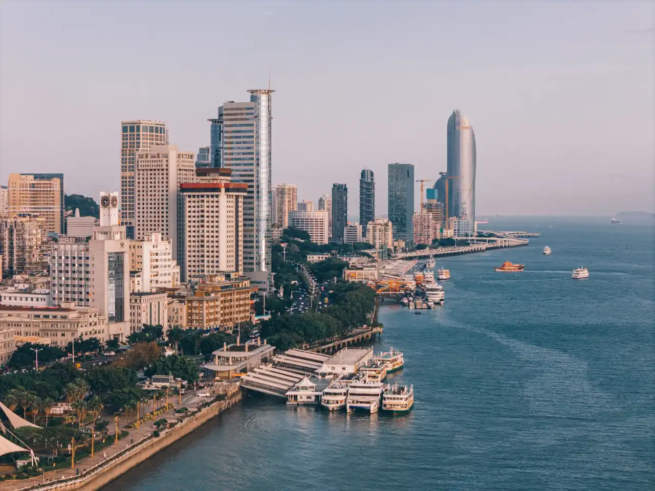 广州服装贸易企业如何把握2025年秋冬流行趋势与选品策略
