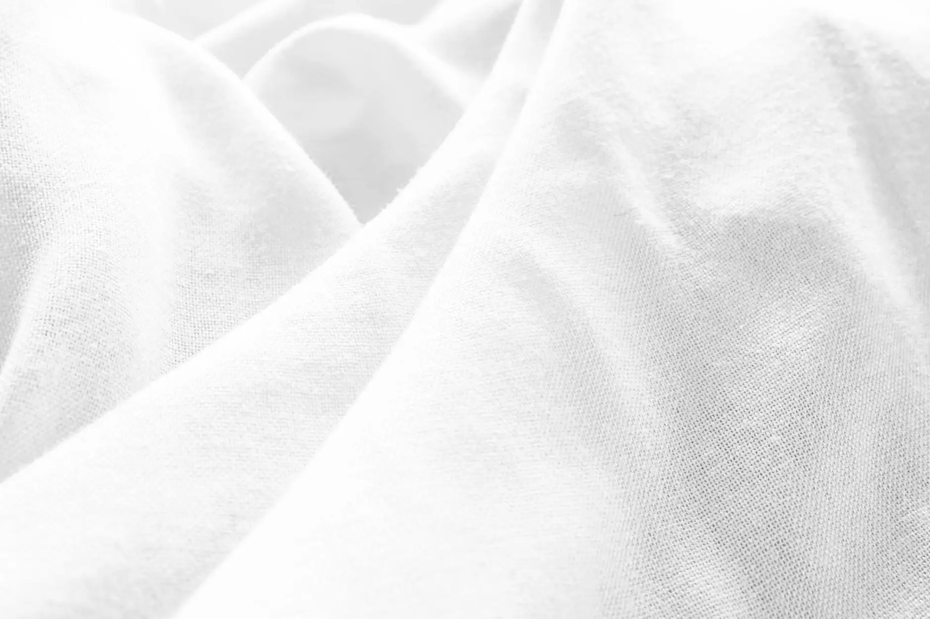 广州钜臣服饰2024秋冬女装批发款式趋势与面料工艺解析
