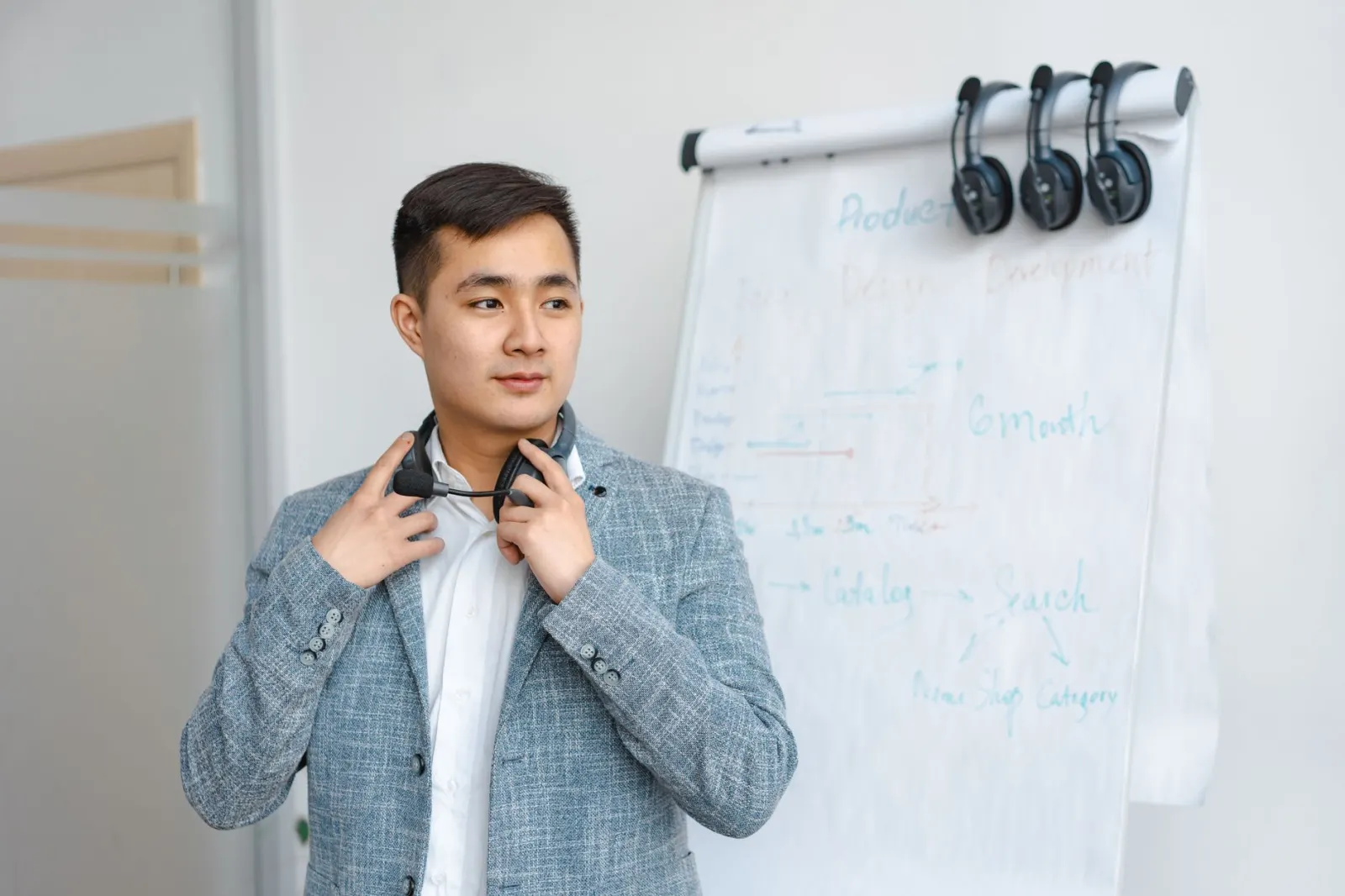 广州服装批发市场新趋势：钜臣服饰解析快时尚供应链的数字化转型
