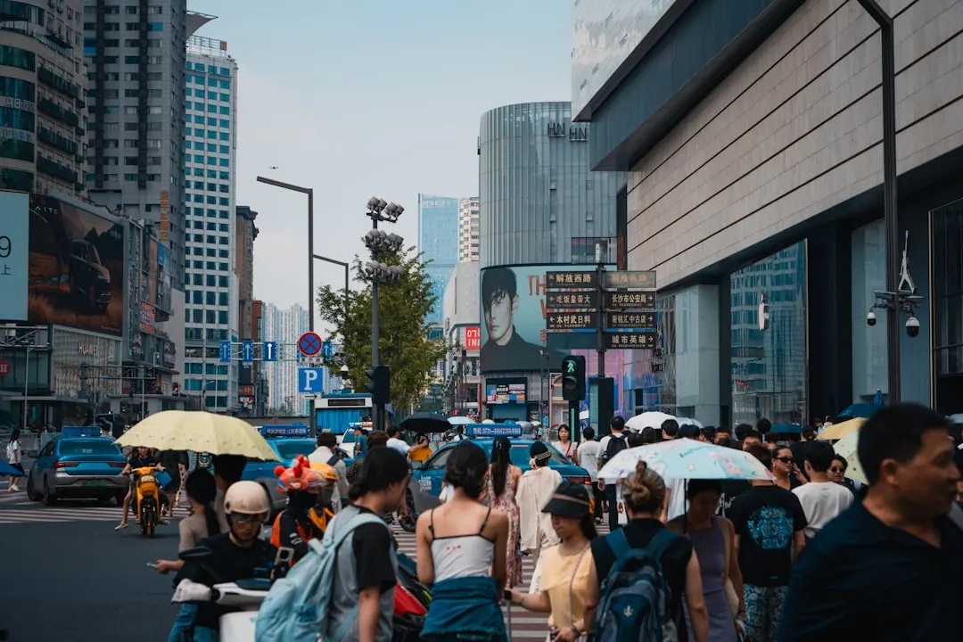 广州服装批发市场中端品牌货源对比：钜臣服饰与同类供应商差异分析